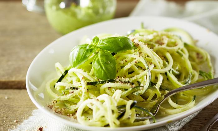 Zucchini-Spaghetti mit Hanf-Pesto und Mandel-Parmesan | Stiftung G+E