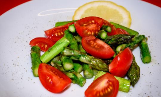 Lauwarmer Spargelsalat mit Kirschtomaten | Stiftung G+E