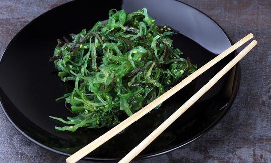 Palm's Poke - La Wakame (Undaria pinnatifida) è un'alga marina originaria  dei mari giapponesi, molto simile alle Kombu, termine utilizzato per  indicare le alghe commestibili appartenenti al genere Laminaria (Laminaria  japonica) insieme