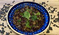 Rezeptbild der angerichteten "würzigen schwarzen Bohnen mit Aubergine und Babyspinat".