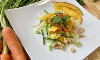 Rezeptbild vom angerichteten "Asiatischen Salat mit Mango und Karotten".