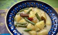 Recipe picture "Indian potato soup with green beans", served in a plate.